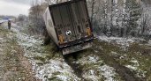 В Городище Пензенской области с трассы в кювет улетела фура