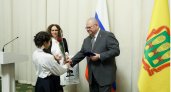 В Пензе школьницы получили награды от губернатора за проявленный героизм