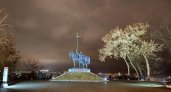 Памятник "Переселенцу" подсветили после обращений горожан