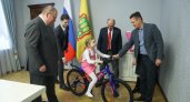 Олег Мельниченко исполнил желание девочки из Пензы и подарил ей велосипед