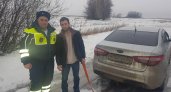 Сотрудники ДПС в Пензенской области вытащили водителя, увязшего в сыром снегу