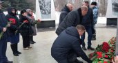 В Пензе возложили цветы к стеле "Пенза - город трудовой доблести"