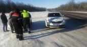 В Пензенской области полицейские спасли водителя и 4 пассажиров, которые мерзли на трассе