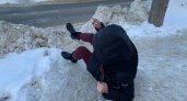В Пензе лестница на улице Московской превратилась в опасную горку из-за льда и снега 