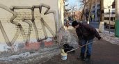 В Железнодорожном районе закрасили непристойные надписи на фасадах зданий 