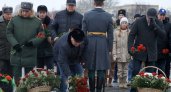 Олег Мельниченко возложил цветы в память участников Сталинградской битвы 