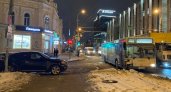В Пензе на улице Кирова автоледи на BMW устроила ДТП, подрезав автобус 