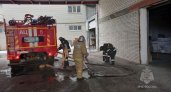 В Кузнецке из горящего производственного здания пожарные вывели 30 человек