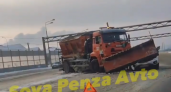 В Пензе на Севере белая легковушка залетела под ковш снегоуборочной машины 