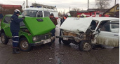 В Пензе на перекрестке столкнулись две Нивы, одного водителя зажало в машине 