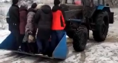 В селе Пензенской области для переправы использовали ковш трактора