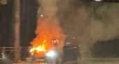 Полыхающий около полуночи Land Rover в Пензе у Дизень Арены тушили шесть человек 
