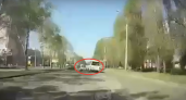 Появилось видео с моментом ДТП, после которого маршрутка влетела в дерево на Строителей