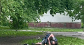 В Пензе на улице Суворова двое мужчин устроили драку на тропинке