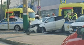 В центре Пензы рано утром около ТЦ иномарка влетела в столб