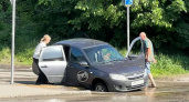 В Пензе на пересечении улиц Гражданской и Комсомольской авто провалилось в яму
