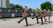 Пензенские школьники и студенты несут Вахту у Вечного огня в Брестской крепости