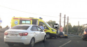 В Пензе на Бакунинском мосту в ДТП попал доставщик еды на мопеде
