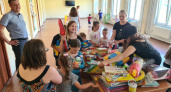 В канун Дня семьи, любви и верности эвакуированным детям в Леонидовке передали подарки