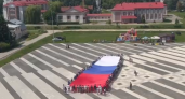 В Пензе молодогвардейцы растянули флаг площадью 1500 квадратных метров в поддержку СВО