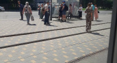 Пензенцы "жарятся" на солнце в ожидании транспорта из-за прозрачных остановок
