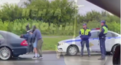 Лицом на багажник: в мессенджерах появилось видео задержания водителя прямо на дороге 