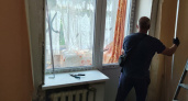 Шефы Пензенской области помогает в остеклении окон, которые повреждены обстрелами 