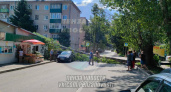 На Южной Поляне на улице Лобачевского на магазинчик и авто рухнуло огромное дерево 