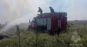 16 пожарных и 4 машины тушат загоревшееся поле микрорайоне Заря Пензы 