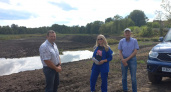 Специалисты проверили, как иду работы по расчистке ложа пруда на реке Инра в селе Чемодановка