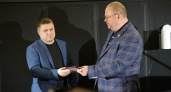 Олег Мельниченко вручил награды работника, восстанавливающим пензенский планетарий