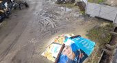 В Пензе кучу строительного песка накрыли баннером с погибшим на СВО солдатом