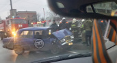 В Пензе на Калинина при столкновении двух легковушек понадобилась помощь спасателей 