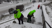 Заваленные снегом улицы Пензы вышли расчищать 27 спецмашин, 18 тракторов и 98 коммнальщиков