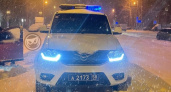 В Пензе инспекторы ГИБДД помогали водителям выбраться из снежного плена