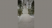 Дворник в Заречном слепил огромного снеговика 