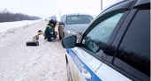 Пензенские инспекторы ДПС помогли семье из Саратовской области поменять на трассе лопнувшее колесо 