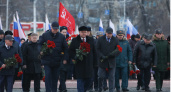 Олег Мельниченко почтил память участников Сталинградской битвы, возложив цветы у монумента
