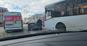 В центре Пензы около ЦУМа парализовало движение из-за жесткой аварии автобуса и легковушки 