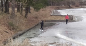 В Заречном дети выходят на лед местного озера 