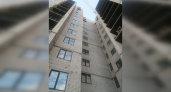 На стройке в Пензе каменщик упал с 13 этажа и выжил