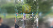 Дети купались в огромной луже возле школы №9 на проспекте Победы 