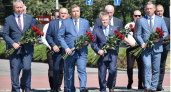 Александр Басенко и делегация из Республики Беларусь возложили цветы у монумента трудовой и воинской Славы пензенцев