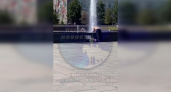 Пензенец побрился в фонтане на Московской, превратив его в раковину для умывания