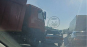 ДТП КамАза и легковушки образовало пробку на трассе М-5 Урал 