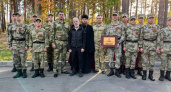 Олег Газманов высадил две ели и спел песню «Вперед, Россия!» у храма Серафима