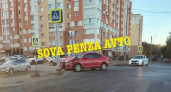 На Антонова в Пензе красное авто влетело в бетонный столб