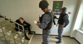 Росгвардейцы схватили пензенца, который выбросил в окно телевизор и стул