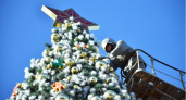 В Пензе сотрудники МБУ «Пензавтодор» начали разбирать главную новогоднюю ель 