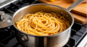 Всегда капаю уксус в воду при варке макарон: увидела у одного итальянского повара — получается вкуснее карбонары